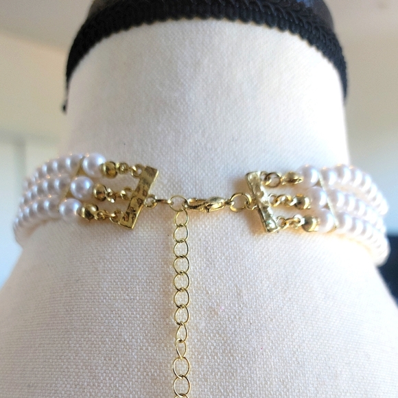 💥FREE with 3/$30 BUNDLE💥 Elegant Pearl Choker Necklace with Gold Accent - Picture 4 of 5